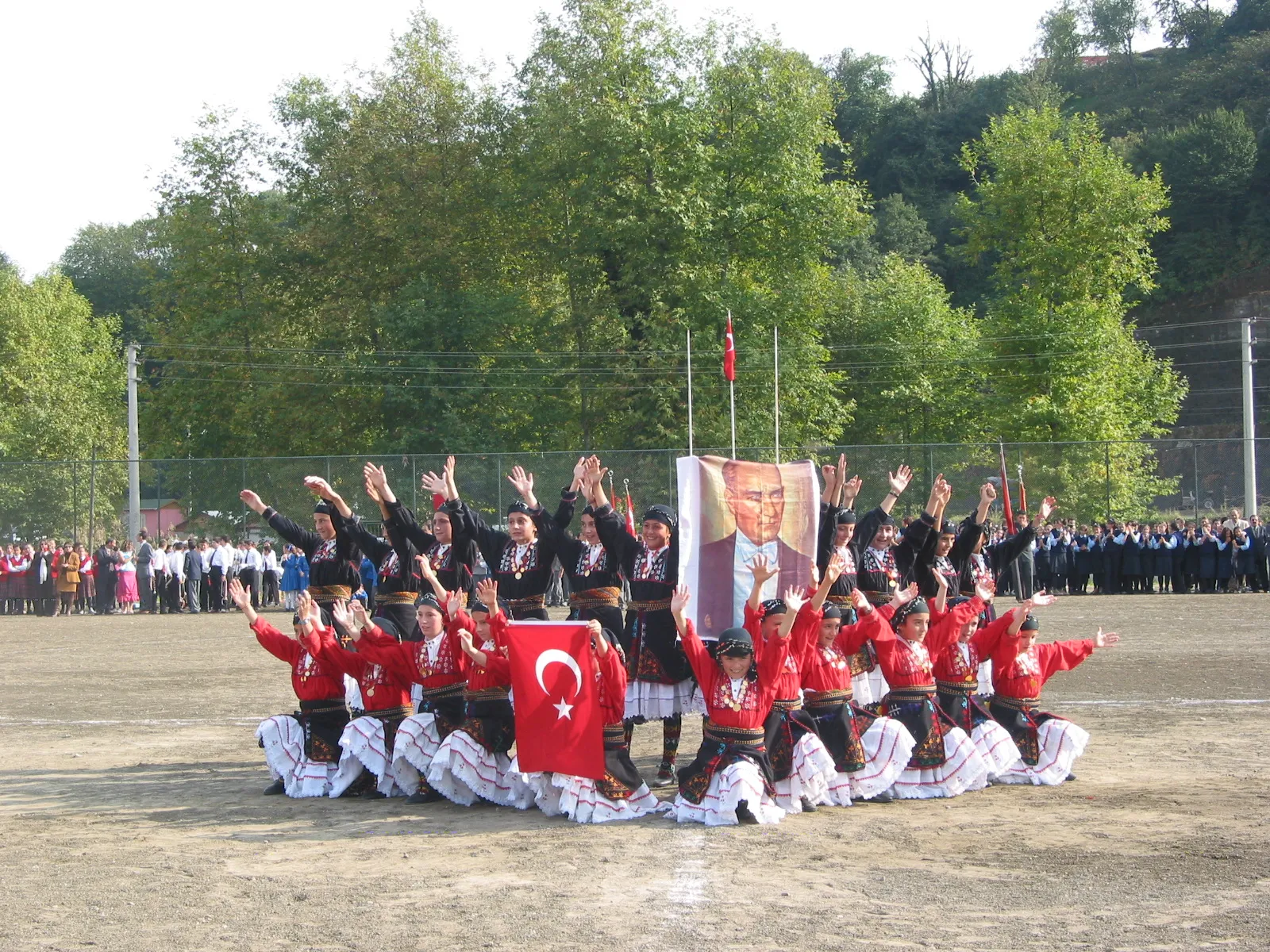 Vakfıkebir’de geleneksel kıyafetleriyle halk oyunları ekibi